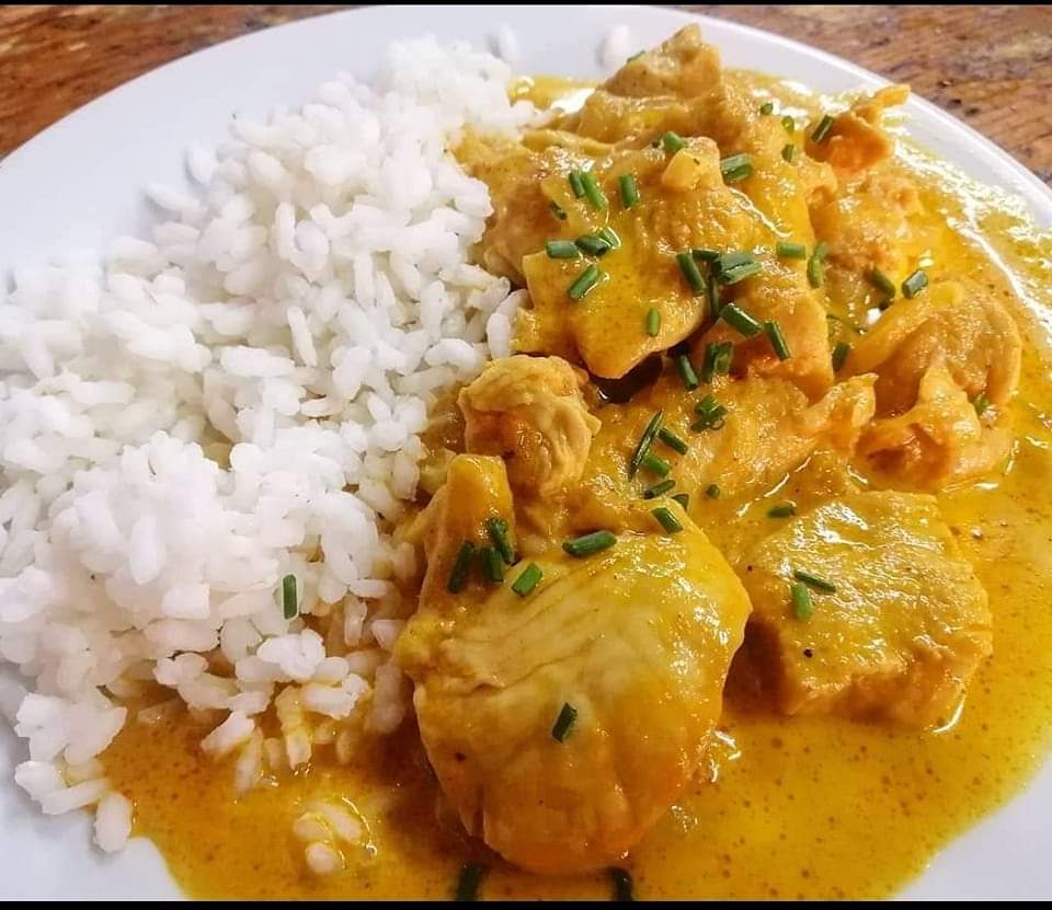 BarCafeCentro's tweet photo. Pollo Deshuesado en Salsa de Curry, totalmente casera, con Arroz Blanco, hemos conseguido una receta sabrosisima que es reclamada por todos los públicos.

No debes considerarte algecireño sin haberlo probado y haber babeado.
.
#curry #pollocurry #salsacurry https://t.co/S5IDHuxKTM
