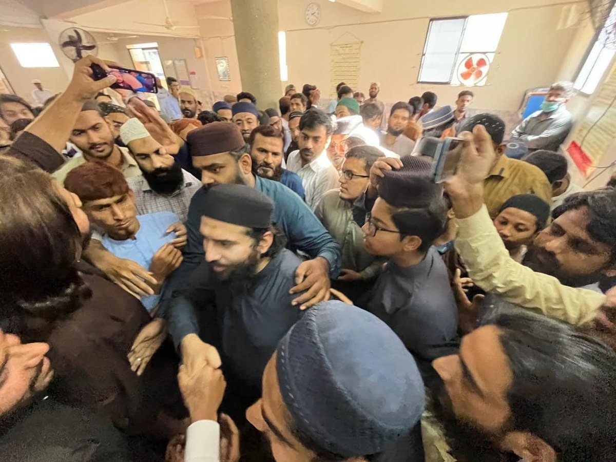 shaykh_atif's tweet photo. آن لائن ای سکلز ہوں یا یونیورسٹی کی ڈگری ہو 
خود ساختہ مطالعہ ہو  بغیر استاد کے یا مدارس کی سند ہو علماء کی زیر نگرانی
The Academic World is now Brutally Challenged by Applicative World.

حالانکہ دونوں لازم ملزوم تھے ایک دوسرے کے بقاءکے لئیے۔
درس گاہیں, اصول،  عبارت، تمدن، تہذیب ، فنون ، علوم، سانچہ، معیار،  تاریخ ، ماضی کے تجربات ، اہل دانش کا سلیقہ اور انداز سکھاتی ہیں 

اور عملی کارگردگی میدان میں جنگ، عملی تراکیب، تجرباتی قوت کو فروغ دیتی ہیں ، نئی  جہت کھولتی ہیں، وسیع تصور پیش کرتی ہیں، مختلف نوعیت سے متعارف کراتی ہیں، تفرق  اور تنوع کو سمجھاتی ہیں۔  

تجربہ بغیر علمی  تہذیبی  تعبیر کے بے وزن لگتا ہے اور علم بغیر عملی کاردگی کے  تاثیر سے خالی۔ اس لئیے دونوں جزء کو معاشرے  میں ایک دوسرے کی ضرورت تھی، تربیت کی کمی، لالچ حرص کردار کی کمزوری نے دو بھائیوں کو آمنے سامنے  لا کھڑا کردیا، جہاں دو ایک دوسرے کی طاقت تھے فرقوں میں بٹ کر قوم کمزور کردی۔
#onlinelearning #degree #teacher #academicworld #applicativeworld