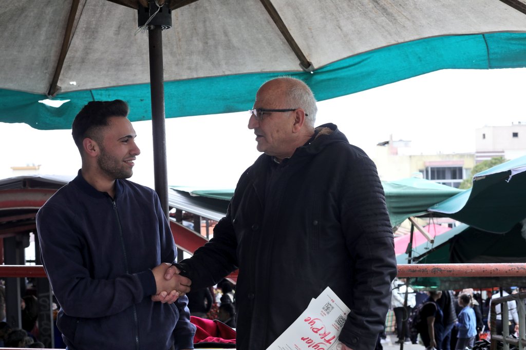 #izmir 2. bölge milletvekili adayımız Rahmi Rençber ile Alpaslan Mahallesi pazar yerinde esnaflarımız ve emekçi halkımız ile buluştuk. Bizi yoksulluğa, pahalılığa mahkum eden bu düzene mahkum değiliz✊ #1oyErdoğanGitsinDiye1oyTKPye #TKPGelirHerŞeyDeğişir 
<a href="/IzmirTkp/">TKP İzmir</a> <a href="/rahmirencber/">rahmi rençber</a>