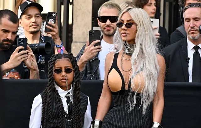 People2231's tweet photo. #People #Buzz
Le lien que #Kim_Kardashian partage avec sa fille aînée est très fort. Preuve en est son dernier post Instagram. La femme d’affaires a partagé des photos de #North_West qui pose comme une vraie pro. Et la maman a indiqué en légende : « ma meilleure amie ». https://t.co/lB4JXnjrjJ