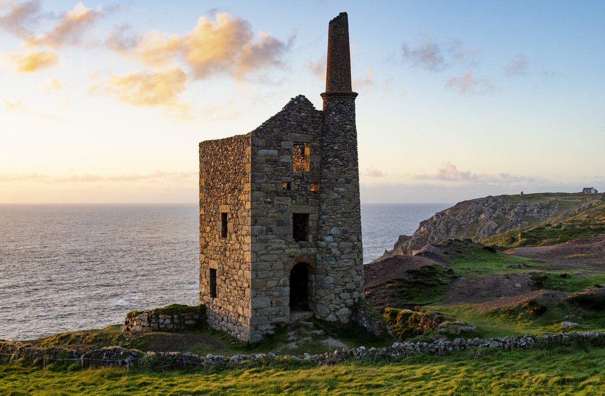 🥾May is #NationalWalkingMonth, so what better time to get outside and explore the #Cornwall and #WestDevon Mining Landscape #WorldHeritageSite?
Starting next Wed, we'll be highlighting walks throughout the month.
Join us here, FB or Insta.
#explorelocal #cornishmining