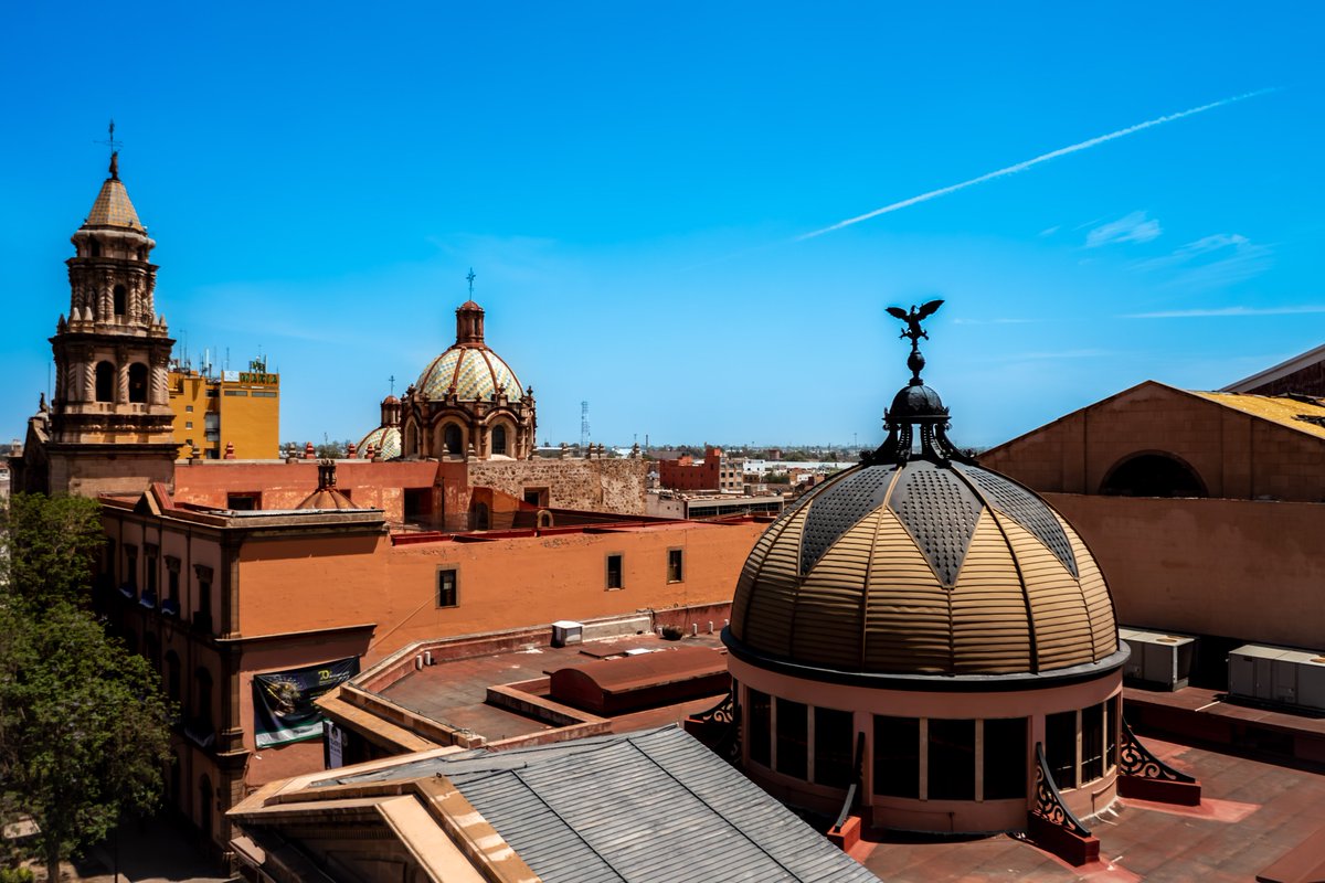 ElDronRamonSLP's tweet photo. La cúpula del Teatro de la Paz en San Luis Potosí es un símbolo de la cultura, la creatividad y la pasión por el arte, cada función es una oportunidad para escribir una nueva página en la historia cultural de la ciudad. #slp #sanluispotosi #dron #mavic2 #cultura #méxico #mexico https://t.co/vmy1Y0EQXe