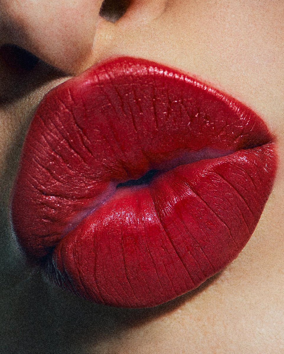 kyliecosmetics's tweet photo. Our brand new matte and crème lipsticks are HERE! Our hydrating and pigmented formula gives rich color in just one swipe 💄 Shop your perfect shades now on https://t.co/rkT2b8sGJ5. 💋 https://t.co/pYCFsxZxtb