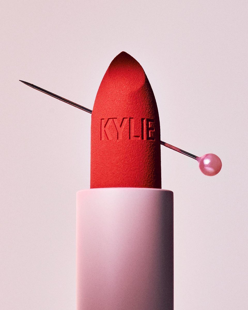 kyliecosmetics's tweet photo. Our brand new matte and crème lipsticks are HERE! Our hydrating and pigmented formula gives rich color in just one swipe 💄 Shop your perfect shades now on https://t.co/rkT2b8sGJ5. 💋 https://t.co/pYCFsxZxtb