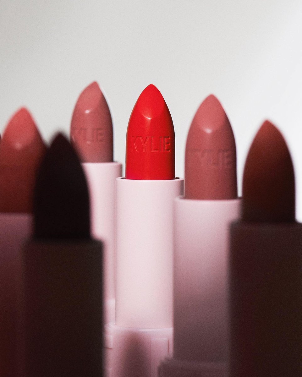 kyliecosmetics's tweet photo. Our brand new matte and crème lipsticks are HERE! Our hydrating and pigmented formula gives rich color in just one swipe 💄 Shop your perfect shades now on https://t.co/rkT2b8sGJ5. 💋 https://t.co/pYCFsxZxtb