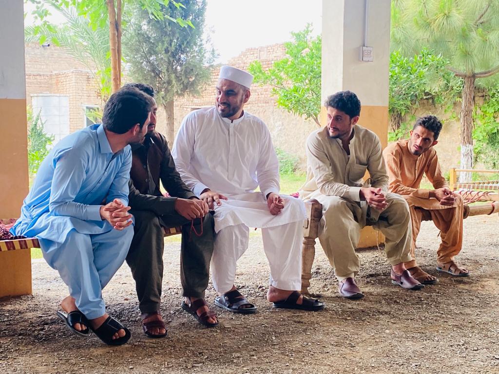 PSFKhyber's tweet photo. #عمرې_مبارکي 
نن د پی ایس ایف خیبر وفد د اے این پی خیبر ترجمان حاجی امیر شاه ته د عمرې مبارکې له ورغلي وه

ملګرو حاجی صیب ته د عمرې مبارکی ورکړه

وفد کې د پی ایس ایف صوبائی نائب صدر فهیم،ضلعی چیئرمین عالم زیب،سابقه جی ایس عبدالوهاب آفریدے او نور کنړ شمیر ملګری موجود وه
#PSFKhyber https://t.co/IOeiPZZG6r