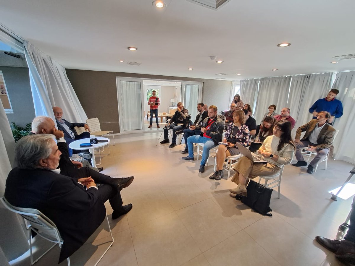 Diego_Fantini's tweet photo. Jornada de la #MesaTIC. Exposiciones económicas y del sector moderadas por @acatalano. Encuentro de autoridades en el punto de amarre de los cables submarinos en Las Toninas 📷 y conferencia de prensa con los periodistas asistentes. 🎤✍️ Muy lindo encuentro del sector.📱💻📺📶 https://t.co/vZDAT5zZtV