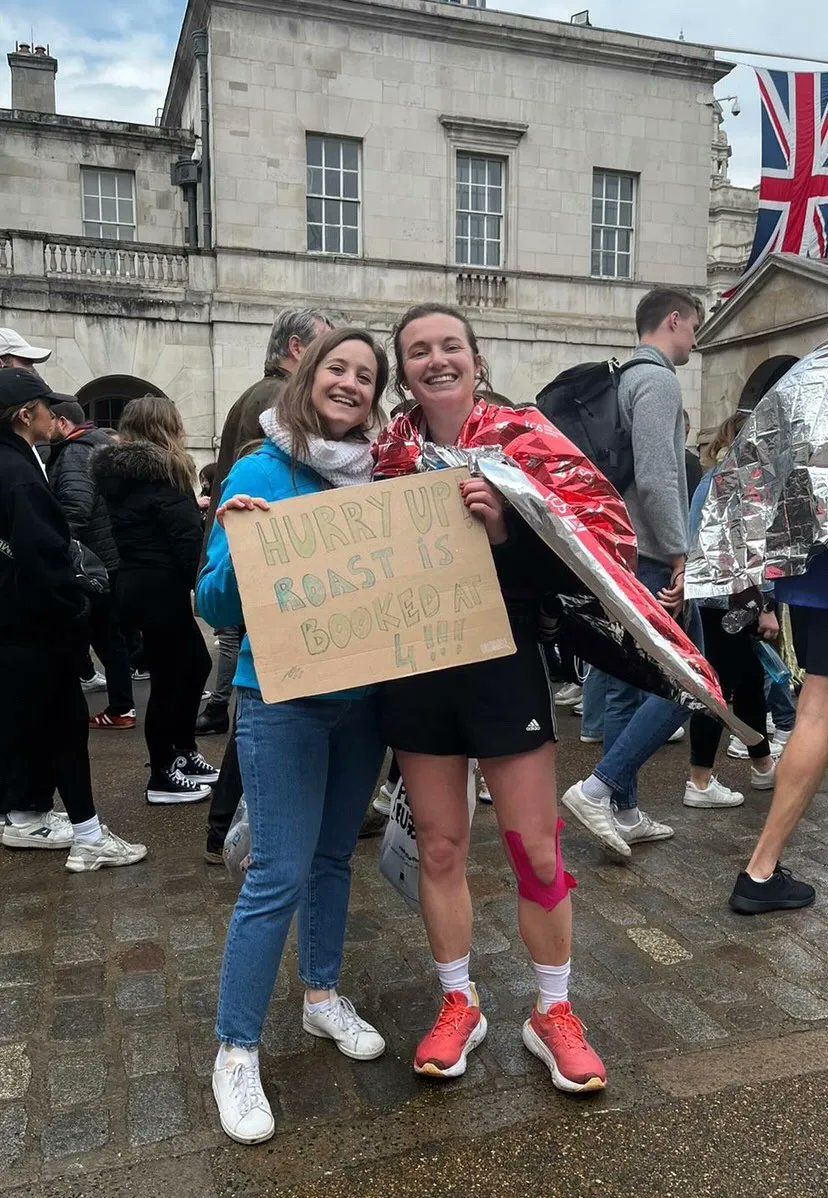 Well done to @alicevodden on smashing her #LondonMarathon fundraising target! It was so good seeing you in action on the day - we hope you made it to your roast on time!😄 

Keep her fundraising goal going by donating here: buff.ly/40Dku41 #teamUCLH