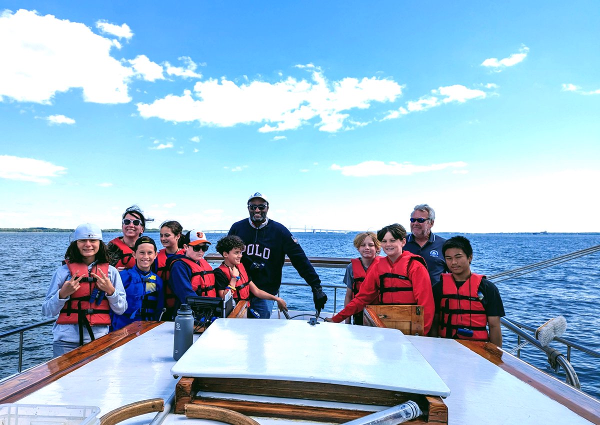 On Monday, Dr. Bedell, @AACountySchools  Superintendent, joined AMM’s Oyster Education Program with Magothy Middle to measure water quality, plant baby oysters , raise the sail, and see environmental education in action aboard our WILMA LEE !!

Thank you for sailing with us!