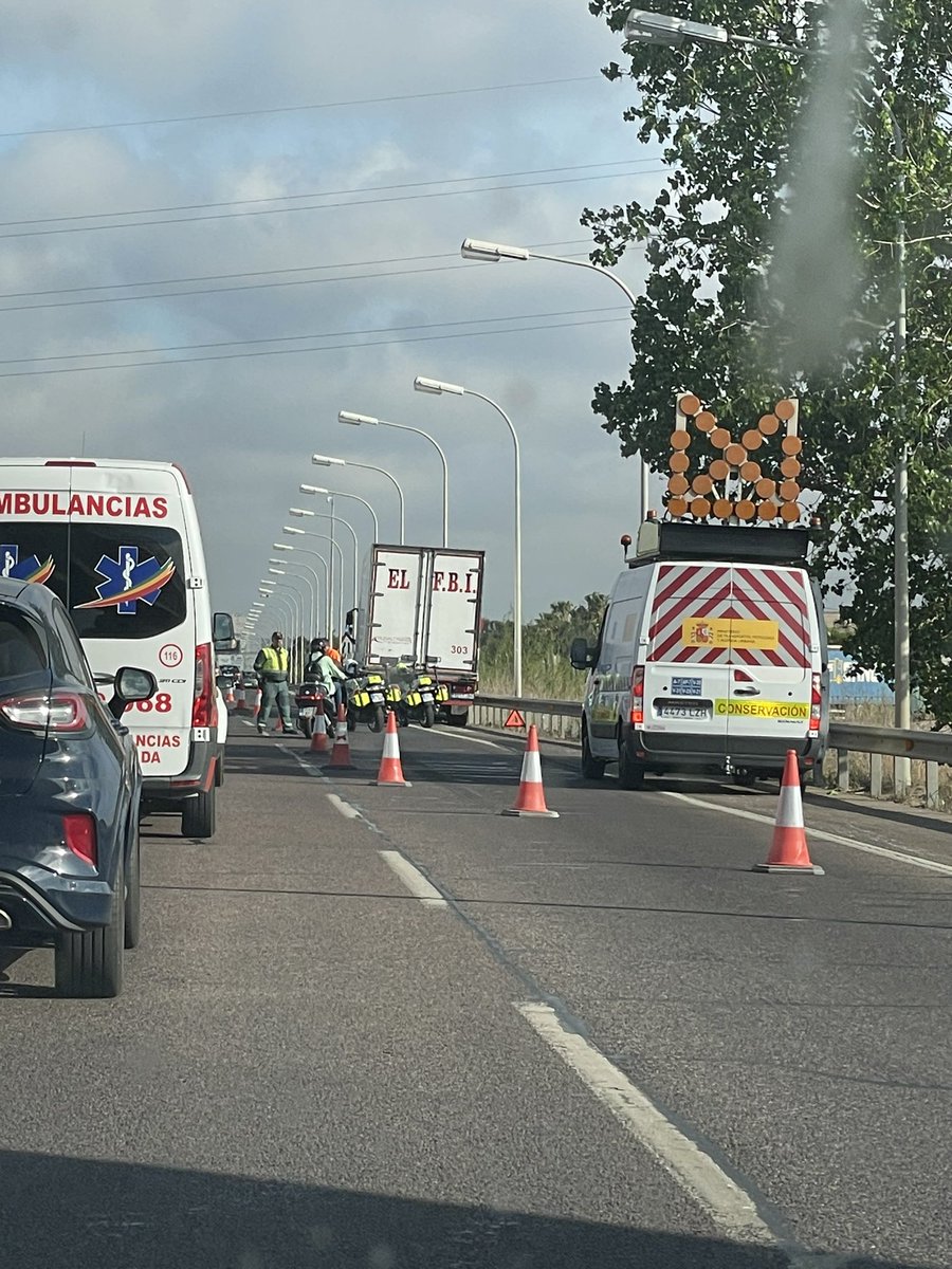 JoseC_Martorell's tweet photo. @radaresvalencia Accidente en V-30 en sentido ascendentes. https://t.co/xBb3JaPx3W