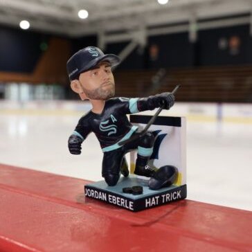 KrakenItOpenNHL's tweet photo. ⚓️GIVEAWAY - Jordan Eberle Bobblehead to celebrate his OT game winner!

To enter: 
📢Retweet this Tweet 
✅Follow @KrakenItOpenNHL 

Winner picked puck drop Friday 4/28
Good luck!🌊 https://t.co/yYm4BcdDbZ
