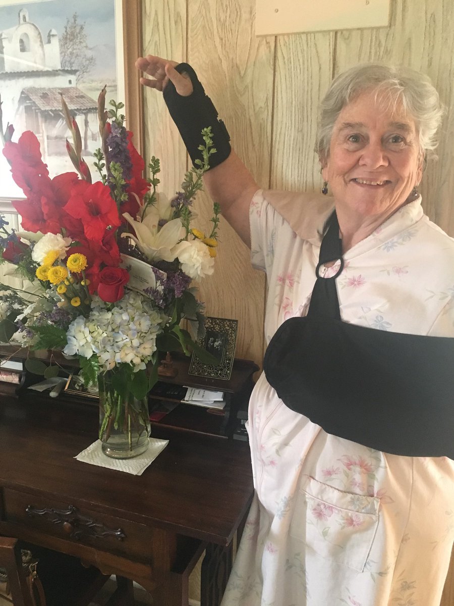 JillyaneMarie's tweet image. Five years ago today. 

Mom had fallen twice in a short amount of time, and broke two bones in the process. 

Looking back, I can&apos;t believe how many people told me falls were “the beginning of the end.” There was an implication she wouldn&apos;t live much longer (1/3)