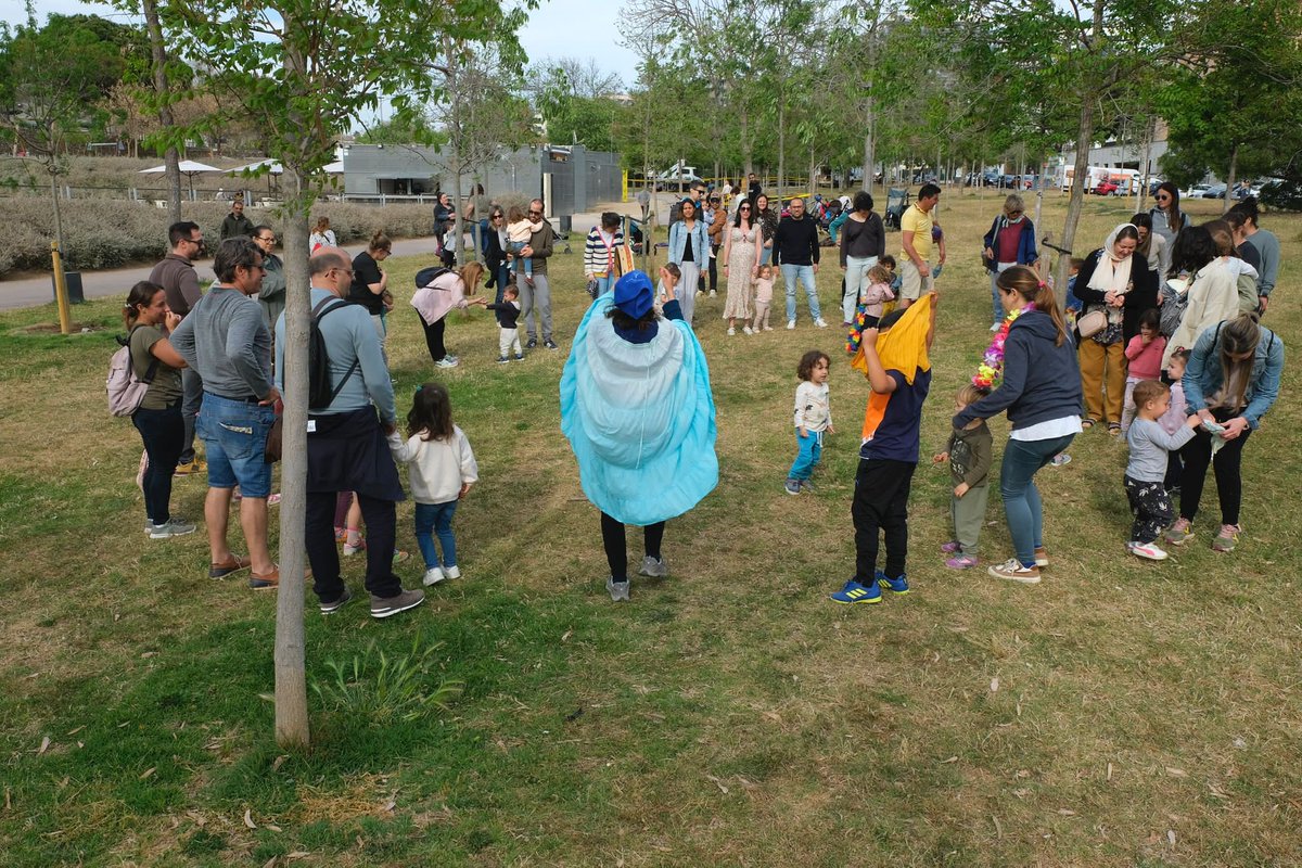 #MediAmbientSJD Avui s'ha fet la primera sessió de l'Hora del conte al parc Fontsanta, un cicle d'activitats per a infants a partir d'històries que parlen sobre la sostenibilitat i el medi ambient i que ha començat parlant de l'impacte de les sequeres #santjoandespí
@bibliosdespi