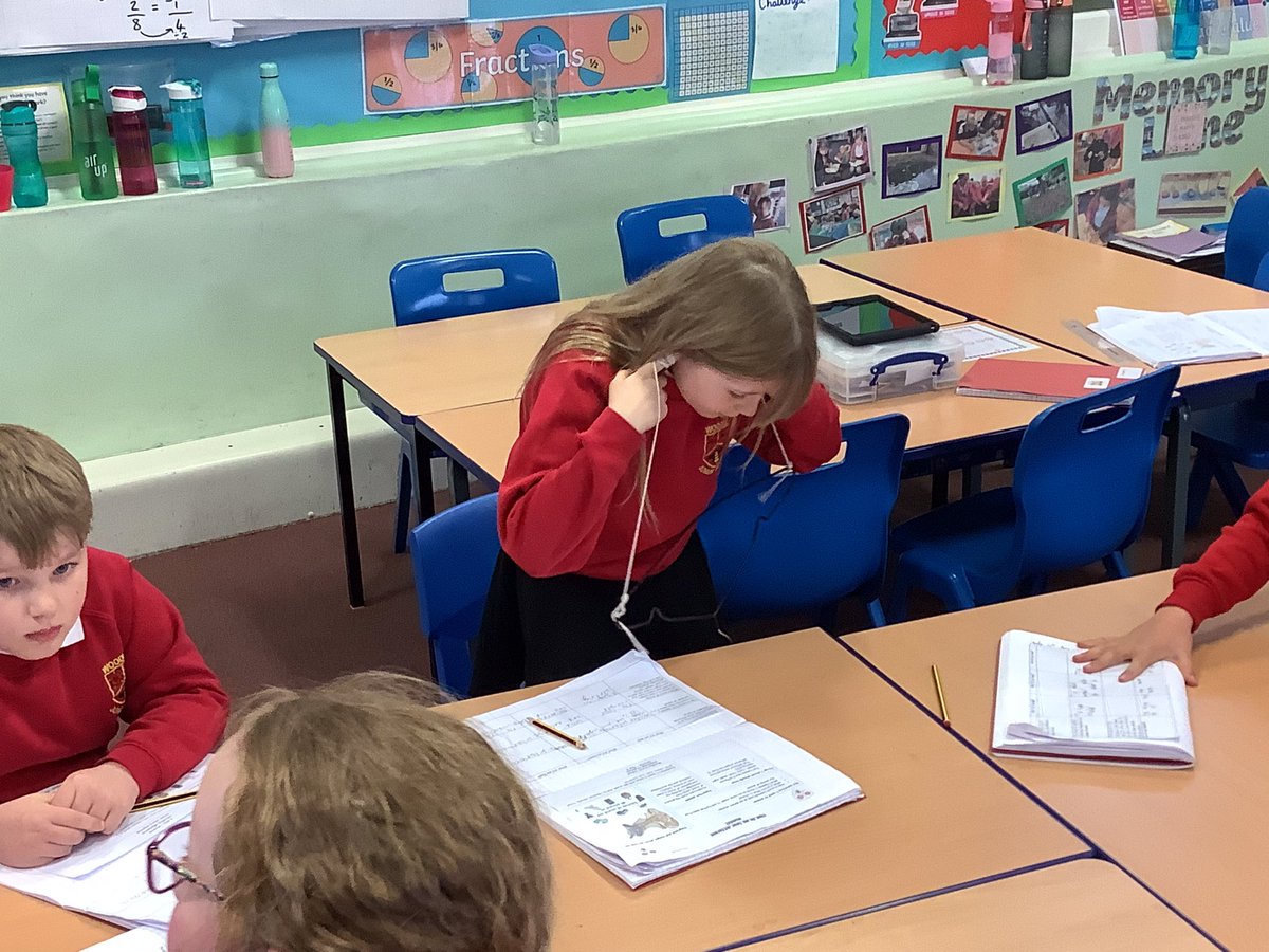 TigerClass1's tweet photo. Investigating sound 👂🏻😀 #ScienceWJS https://t.co/2Rx1dHIDjD