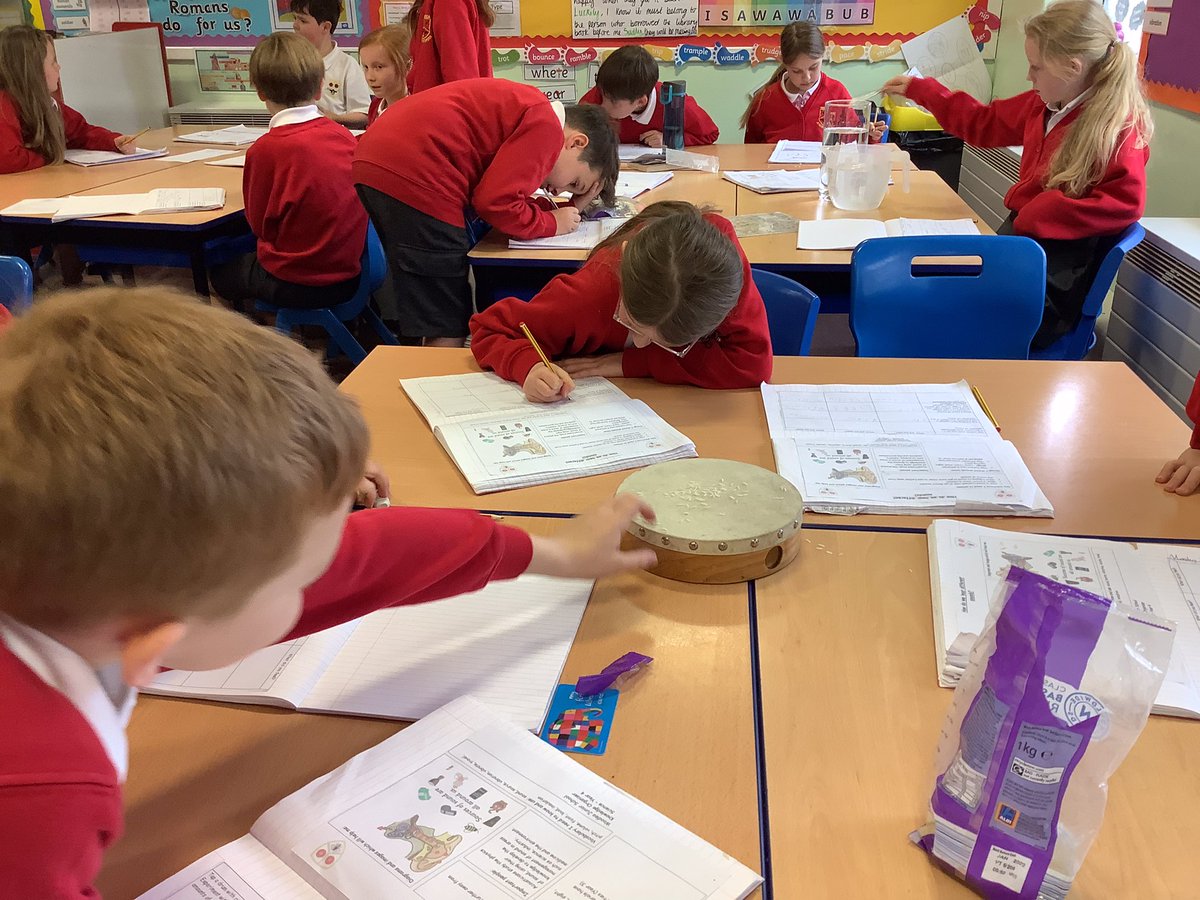 TigerClass1's tweet photo. Investigating sound 👂🏻😀 #ScienceWJS https://t.co/2Rx1dHIDjD