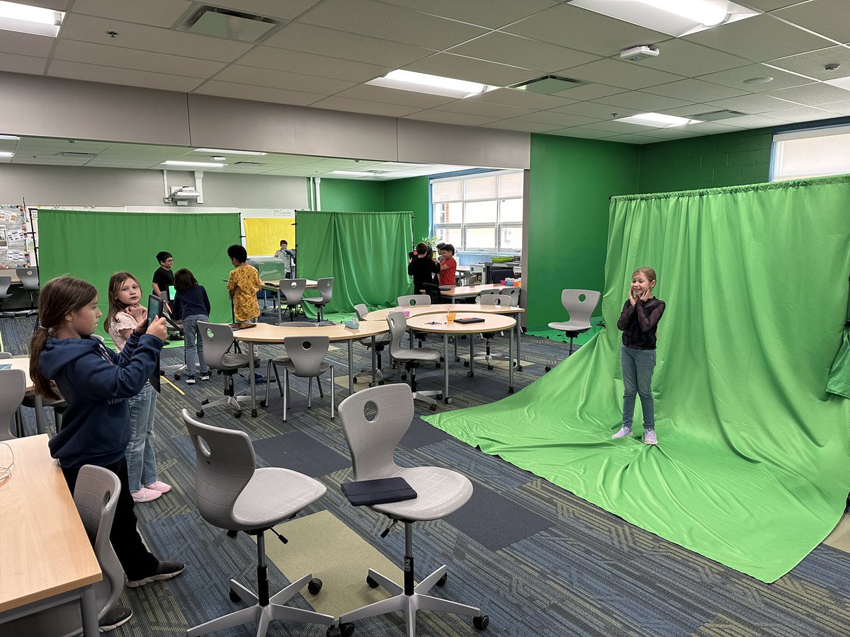 mslesser79's tweet photo. Third graders are hard at work on their Chicago #greenscreen projects! https://t.co/LYANQmnoZA