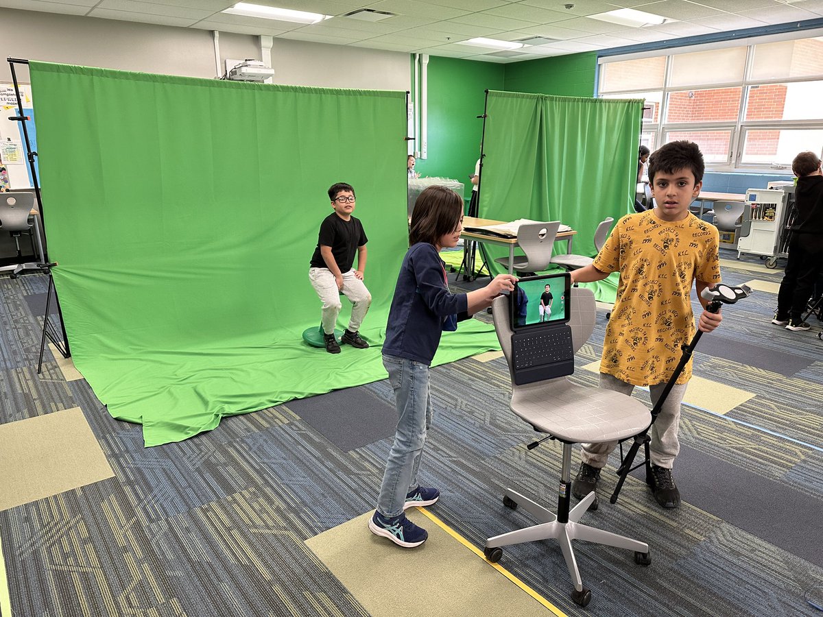 mslesser79's tweet photo. Third graders are hard at work on their Chicago #greenscreen projects! https://t.co/LYANQmnoZA
