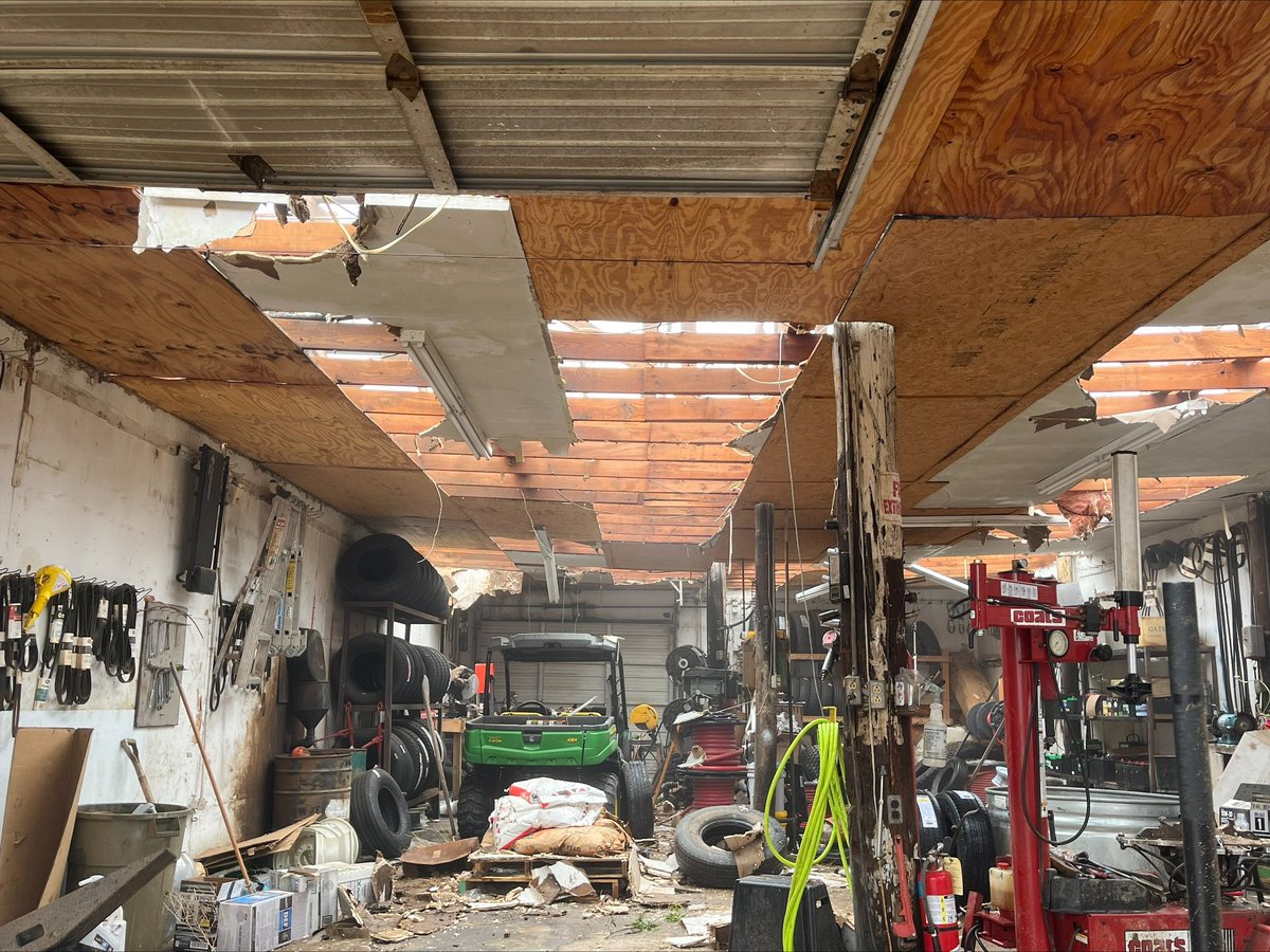 Some daytime pictures for you of last night’s storm damage at Crosby County Fuel in McAdoo 
📷: @KamrynMendozaTV