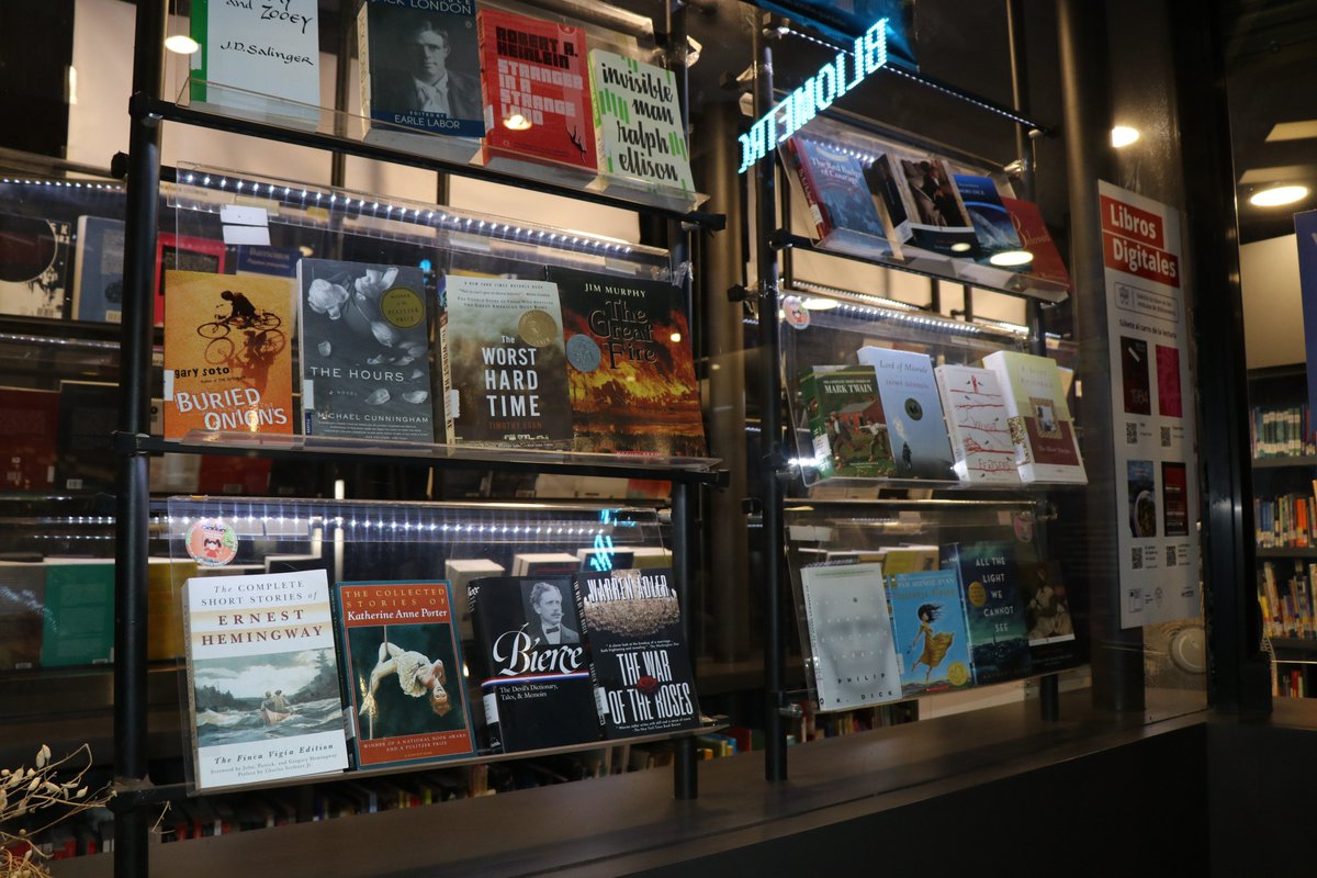 BibliotecasSNBP's tweet photo. Hoy, la @EmbajadaEEUUcl hizo una donación de más de 200 libros a @Bibliometro, títulos en inglés que estarán disponibles para préstamo. Participaron la embajadora Bernadette Meehan, el presidente de @metrodesantiago Guillermo Muñoz y la coordinadora del programa Ángela Salazar https://t.co/OvqhAzgZiV