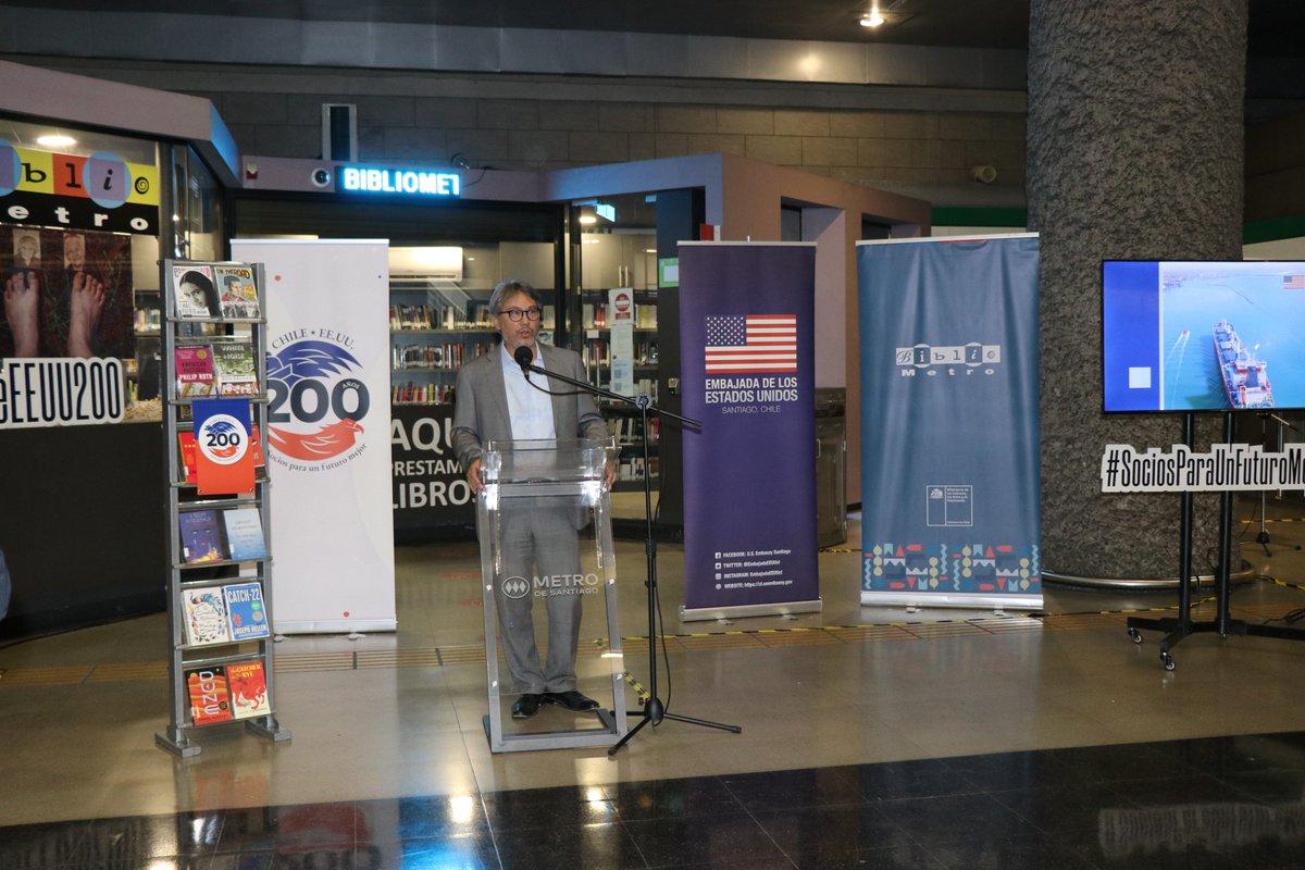 BibliotecasSNBP's tweet photo. Hoy, la @EmbajadaEEUUcl hizo una donación de más de 200 libros a @Bibliometro, títulos en inglés que estarán disponibles para préstamo. Participaron la embajadora Bernadette Meehan, el presidente de @metrodesantiago Guillermo Muñoz y la coordinadora del programa Ángela Salazar https://t.co/OvqhAzgZiV