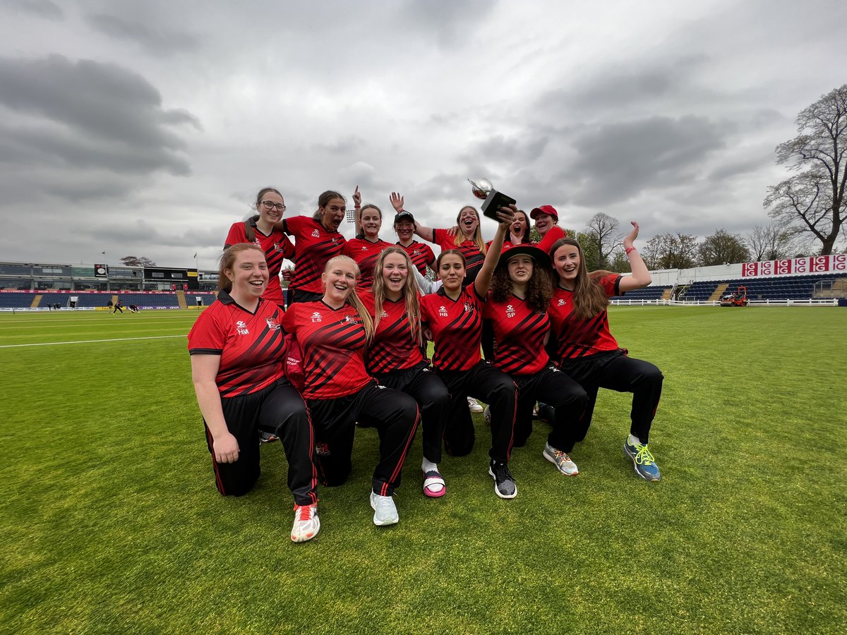 🏴󠁧󠁢󠁷󠁬󠁳󠁿 SCORE UPDATE | SGÔR DDIWEDDARAF 🏴󠁧󠁢󠁷󠁬󠁳󠁿 Cardiff Ladies' Cricket win at @GlamCricket - Well done | Da iawn! 🏏🔴⚫️ #WelshVarsity23 #TeamCardiff