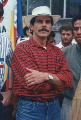 petrogustavo's tweet photo. Carlos Pizarro el hombre de la guerra y el hombre de la Paz.

En la guerra sobrevivió, en la Paz lo asesinaron quienes no querían ningún cambio en Colombia.

La paz será definitiva en Colombia cuando el peligro de morir esté en la guerra y no en la Paz. https://t.co/LNqa9gWzWY