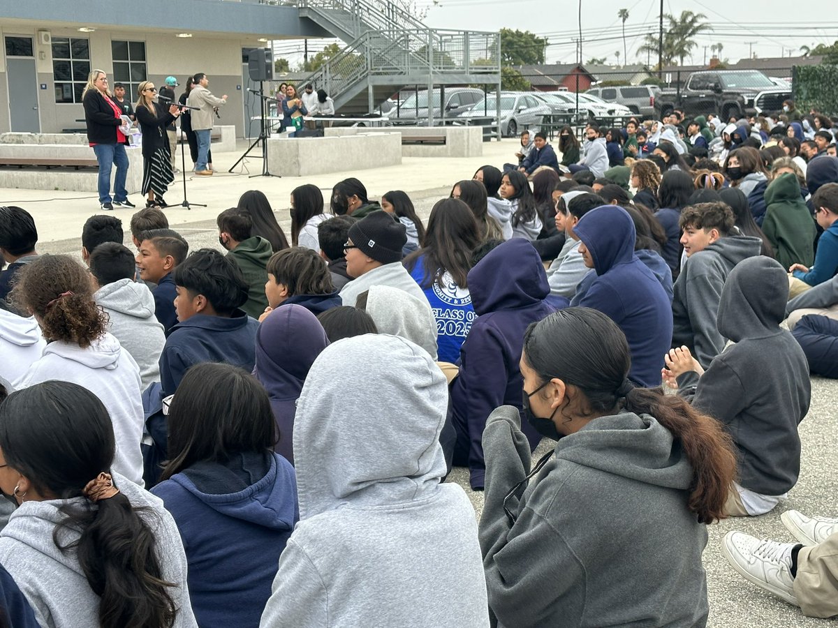 imelgoza110's tweet photo. 6th Grade GREEN Teachers are hosting this morning an amazing Renaissance Assembly to celebrate students’ achievements.  Thank you to the committee members. Great job Hornets! 
@HuenemeElemSD @EOGreenHornets #GreenJHS #hesdpride https://t.co/5DxfVCdhQq