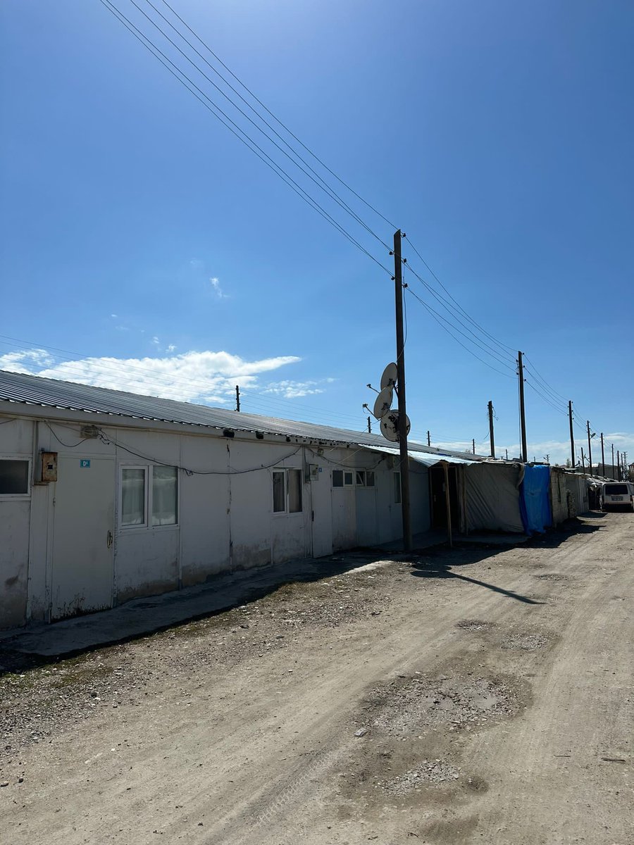 Burası Van Seyrantepe. 12 yıl önce yaşanan depremden bu yana insanlarımız bu konteyner gettosunda yaşam mücadelesi içinde. Çocukların durumunu anlatmaya dilim varmaz. İktidarı da, muhalefeti de bu insanları unutmuş. <a href="/kilicdarogluk/">Kemal Kılıçdaroğlu</a> Bey'e söyleyeceğim, bu olmamalıydı. Düzeltiriz!