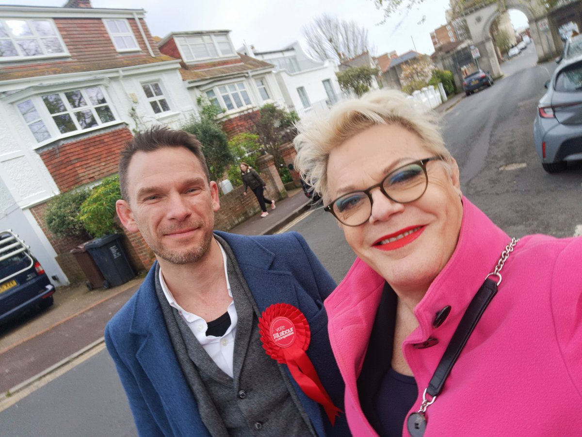 Ladies and gentlemen and everyone in-between, both and neither, the legendary Eddie Izzard has come to help paint Queen's Park Red 🌹 for the #localelections2023 in Brighton & Hove 🎉🎉🎉 @uklabour @bhlabour