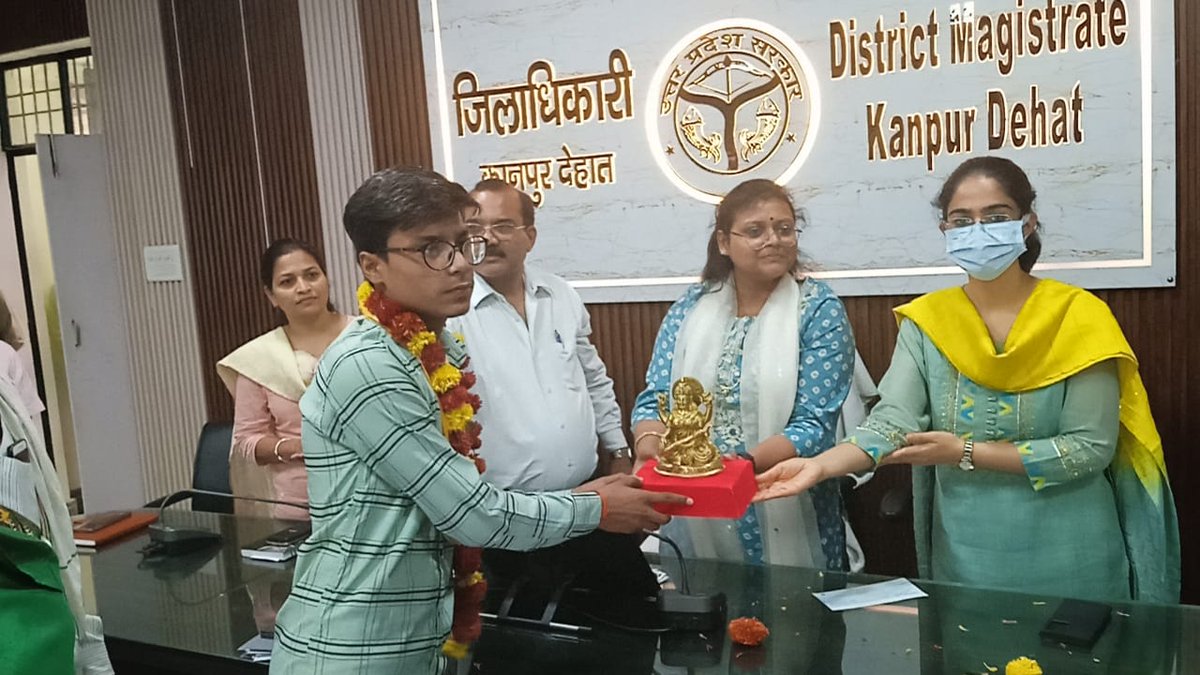 यूपी बोर्ड परीक्षा के इंटरमीडिएट एवं हाई स्कूल के परिणाम में प्रदेश  स्तर की टॉप टेन सूची में स्थान प्राप्त किया है-
1- कुशाग्र पाण्डेय, हाई स्कूल में प्रदेश में दूसरी रैंक 
2- अंकुश कुमार, इंटरमीडिएट में प्रदेश में नौवीं रैंक 
3- शुभ मिश्रा, इंटरमीडिएट में प्रदेश में नौवीं रैंक
