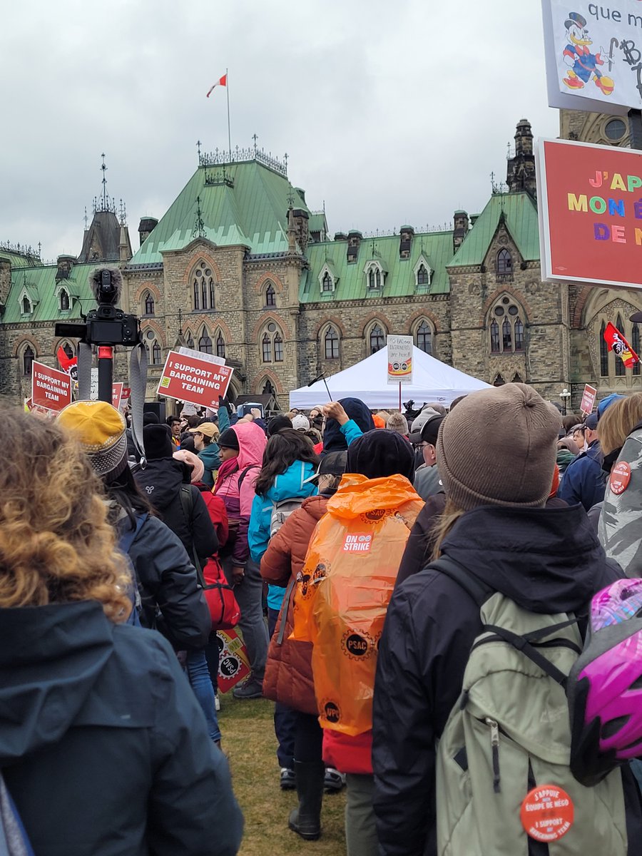 Huge crowd on the Hill in support of <a href="/psac_afpc/">PSAC-AFPC</a> during their press conference.

President @ChrisNatPres says that <a href="/JustinTrudeau/">Justin Trudeau</a> needs to get involved in bargaining and if Treasury Board's mandate is just 9% over four years then they need to get a new mandate.