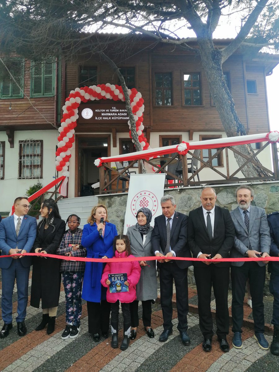 KTBKYGM's tweet photo. Cumhuriyetimizin 100. yılında 100 yeni kütüphane hedefi doğrultusunda aralıksız sürdürdüğümüz çalışmalarımıza bir yeni halka daha ekledik!

Balıkesir Marmara Adası’nda Marmara Belediyesi ile iş birliği içinde Bakanlığımıza bağlı Marmara İlçe Halk Kütüphanesi ile https://t.co/149Hwg0iMH