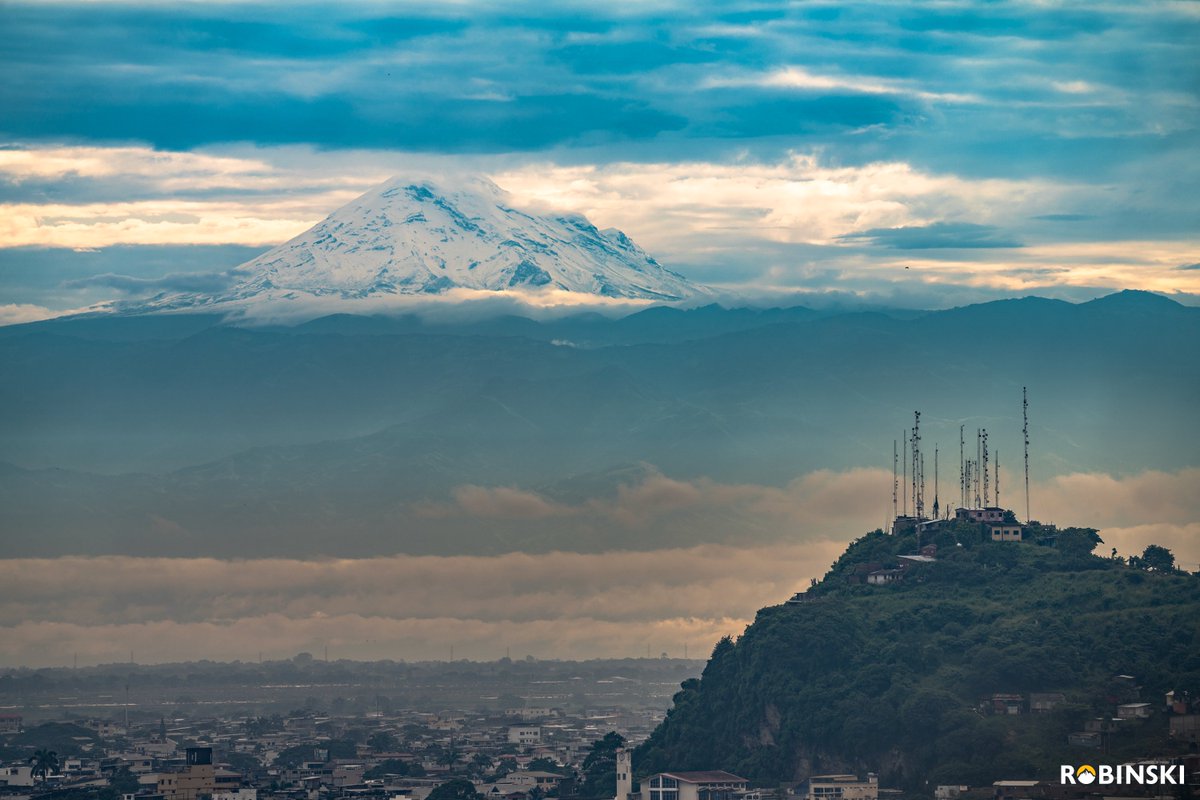 Roberto Valdez (@robinski__) on Twitter photo A propósito del avistamiento de hoy del Chimborazo desde Guayaquil, acá les comparto unas fotos tomadas desde el centro.
Debajo el río Guayas con la famosa aerovía y acompañando al inmenso volcán, el Cerro Las Cabras de Durán.
<a href="/SonyAlpha/">Sony | Alpha</a> <a href="/sonylatin/">Sony América Latina</a> A propósito del avistamiento de hoy del Chimborazo desde Guayaquil, acá les comparto unas fotos tomadas desde el centro.
Debajo el río Guayas con la famosa aerovía y acompañando al inmenso volcán, el Cerro Las Cabras de Durán.
<a href="/SonyAlpha/">Sony | Alpha</a> <a href="/sonylatin/">Sony América Latina</a>