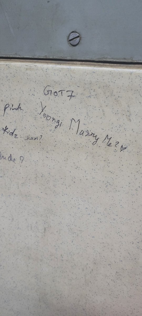 Shivangithebot's tweet photo. You are not famous until people start etching your name on #mumbailocal

#YOONGI #bts #mumbai #localtrain https://t.co/pYFc9hRoii
