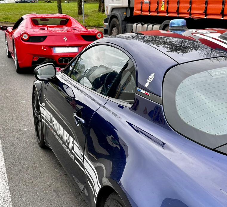 Pour couper court à la polémique déclenchée sur les RS : 
▶️le conducteur de la Ferrari interceptée dimanche dernier par l'ERI d'Avranches à 163 km/h sur l'A84  a bien été verbalisé 
▶️il encourt la perte de points prévue 
▶️les 2 autres l'ont rejoint plus tard.  
<a href="/RoutePlusSure/">Sécurité routière</a>