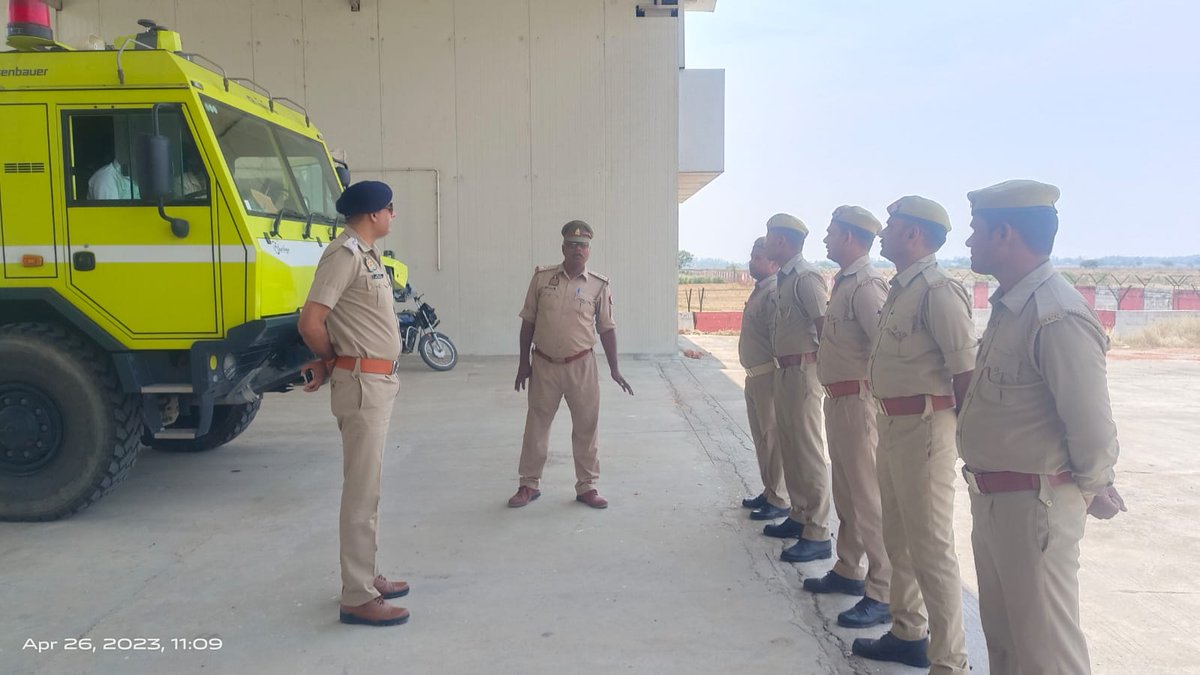 azamgarhfire's tweet photo. आज मुख्य अग्निशमन अधिकारी आजमगढ़ द्वारा मंदूरी एयरपोर्ट आजमगढ़ का अग्निशमन सुरक्षा के दृष्टिकोण से निरीक्षण करते हुए अग्निशमन कर्मियों को दिशा निर्देश दिया गया https://t.co/istRnWBX4L