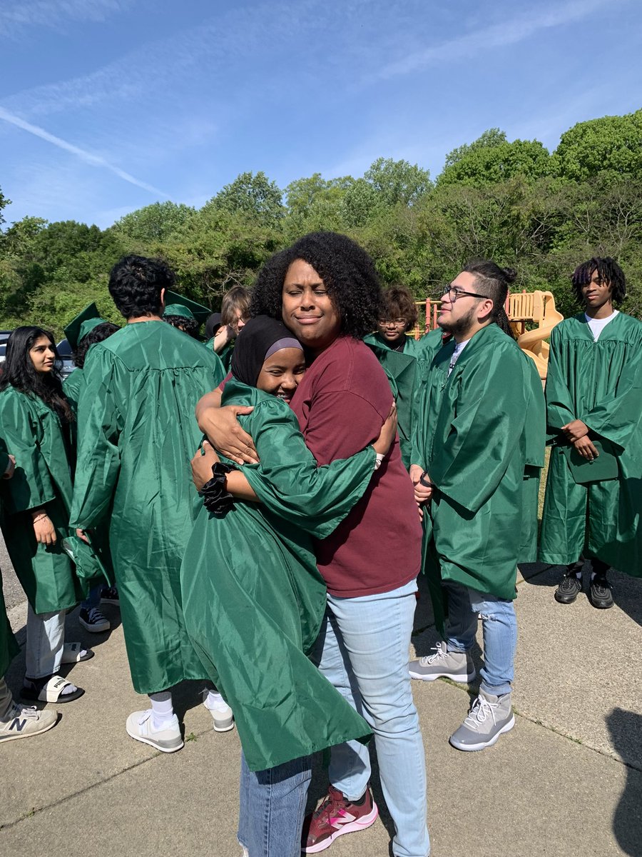 hhswarriorbooks's tweet image. On National Library Outreach Day, we had the opportunity to take our students on their Senior Walk at @LaburnumES !! Both Mrs.Cragle &amp;amp; Mrs.Thrasher loved seeing old friends and colleagues and celebrating our scholars together.👩🏾‍🎓👨🏽‍🎓💚💛#behold @hhs_prncpl @hcpslib @AshleyWalkerMEd