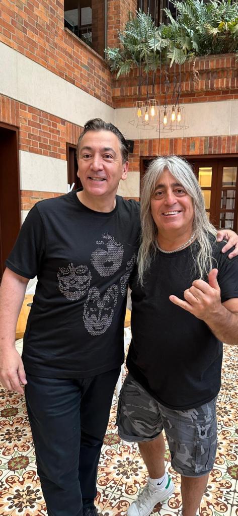 So great to meet and hang with @davidfrangioni (owner of Modern Drummer Magazine) and his sons on the Central- and South American tour. Some great ideas for the future was discussed. Hope to see you soon again! @modern_drummer #scorpions #scorpionslive #moderndrummer #mikkeydee