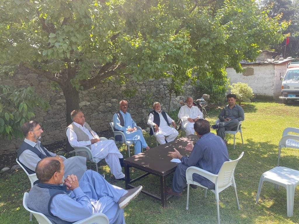 JrQamy's tweet photo. سوات قامي جرګه مټه مشرانو غونډه د محترم عبدالجبار خان په صدارت کښې اوشوه،
 په مټه کښې د کبل د خونړۍ دهشت ګردۍ پېښې په خلاف د پرامن احتجاجی مظاهرې په حواله د انتظاماتو جايزه واغسته او د مظاهرې د کامیابۍ د پاره مهمي فیصلې اوشوې. 

د مظاهرې ځائ: مټه چوک،
 ورځ جمعه، وخت 2 بجې. https://t.co/5Aqcpf5R9C
