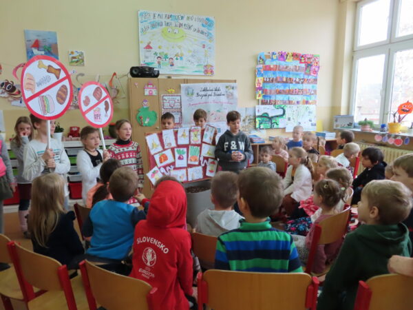 exhibitSaveSoil's tweet photo. These kids from a primary school Brezová pod Bradlom in Slovakia learned all about the importance of Soil, compost and earth worms. And now they are ready to teach others as well! Who will you be speaking with today?

#SaveSoil #Earthbuddy #Consciousplanet #ArtforSoil https://t.co/ZwTEZdIHMG