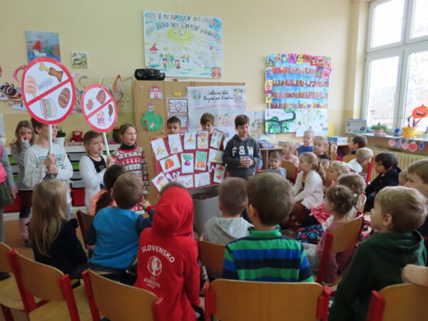 These kids from a primary school Brezová pod Bradlom in Slovakia learned all about the importance of Soil, compost and earth worms. And now they are ready to teach others as well! Who will you be speaking with today?

#SaveSoil #Earthbuddy #Consciousplanet #ArtforSoil