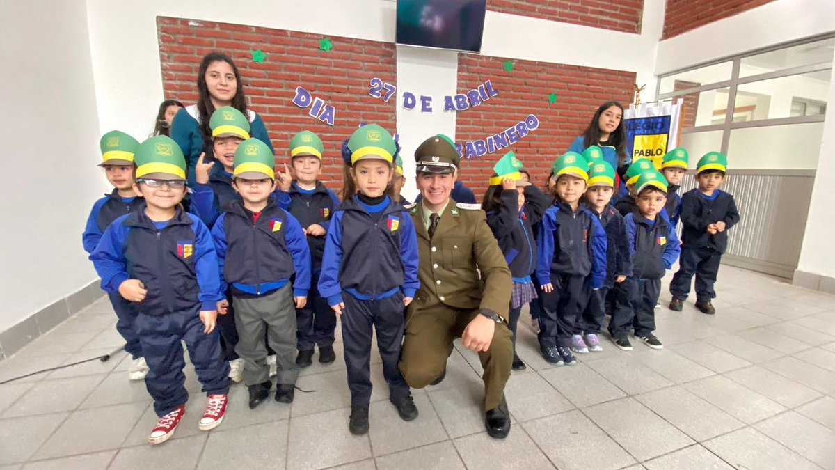 Carab_Maule's tweet photo. Carabineros de #SANJAVIER recibió el cariño de parte de los niños del Colegio #PabloDeRocka del sector de #OrillaDeMaule; quienes través de una sencilla pero significativa ceremonia, celebraron y felicitaron a la Institución Policial por sus 96 años al servicio del país 💚👮🏻. https://t.co/7R7flVD0u3