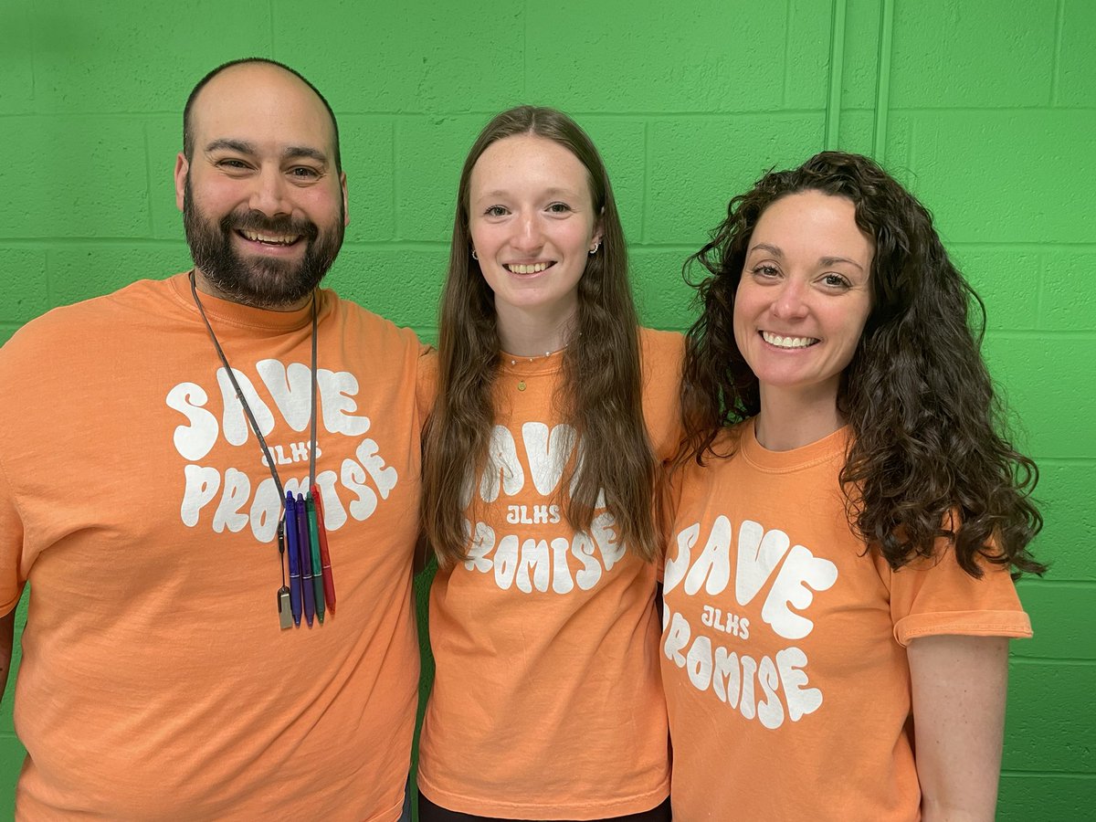 Today for day 3 of #NYVPW was Wear Orange Wednesday in support of violence prevention 🧡🧡Our fundraiser t-shirts were a hit!! @jlawadvocate @sandyhook @NATIONALSAVE #savepromiseclub