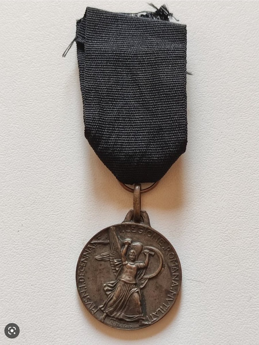 sunnydirt's tweet photo. #lintjesregen2023
Als #Halsema , volkomen verblind, een medalje (links) geeft aan de moordenaar van #Zwartepiet voel ik behoefte, als burgemeester van #Juinen , alle reeds geëlimineerde zwarte pieten postuum te onderscheiden (rechts). https://t.co/Ru2N8fP5W7