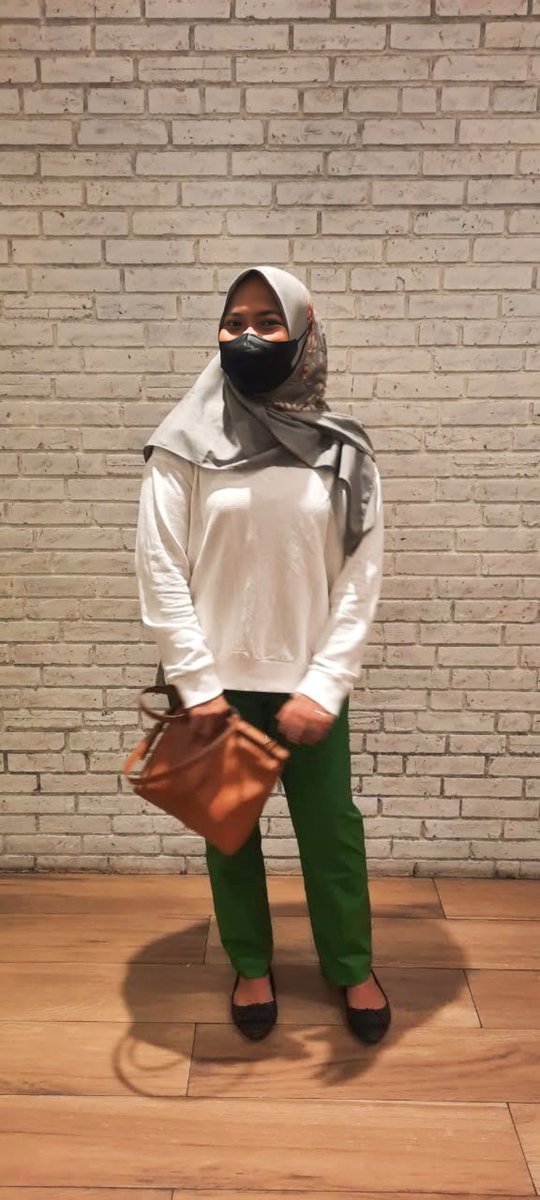 YessyAzlia's tweet photo. Ketika orang-orang terdekat mulai riweh:
"Mana nih gandengannya?"
"Masih sama pak dokter?"
"Masih ldr?"
"Jadi menantu ibu aja"
"Bu guru, jadi tante aku ya. Nanti tinggal dirumah om aku" 
"Jadi kakak iparku aja, nikah sama abang"
Cuma bisa cengengesan, bingung juga jawabnya 😑😪 https://t.co/E6go82PYBt