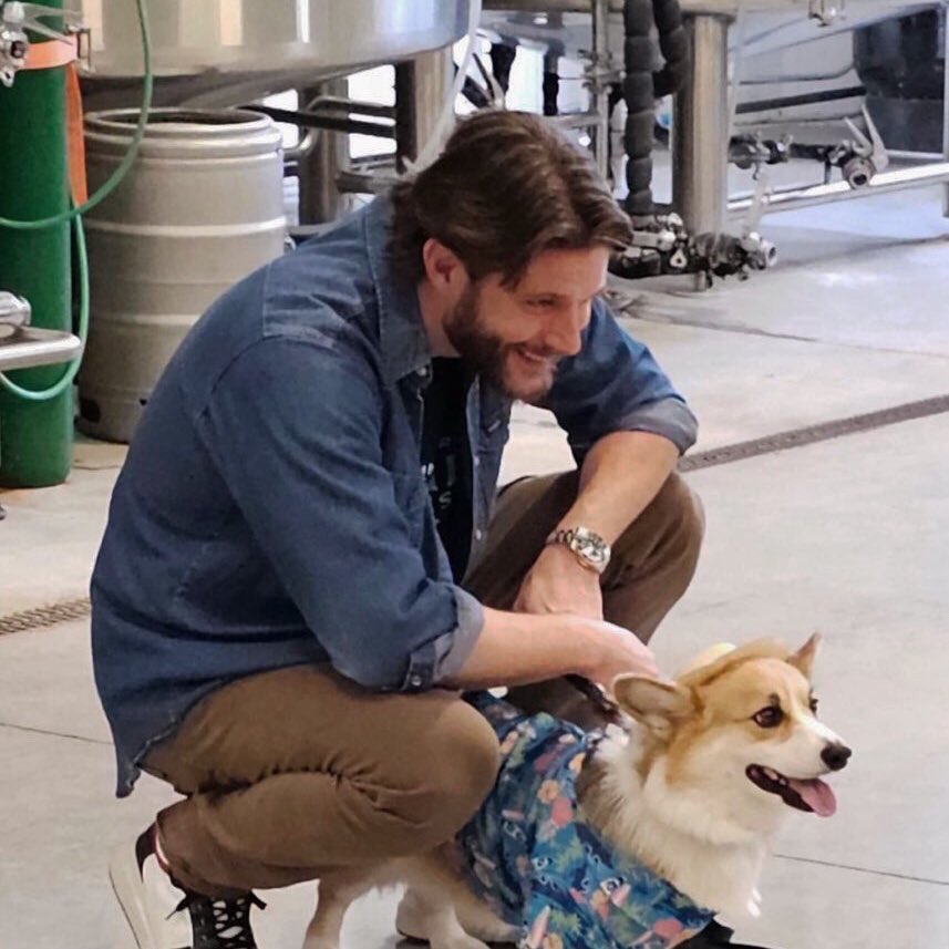 minidfrs's tweet photo. #deanwinchester &amp; #lucifer 
#ducifer #spn #supernatural

после заявления дина и люца о желание приютить собак, некоторые полагали, что у них будет кто-то на подобие ретривера, хаски и алабая. но как же они удивились, когда винчестеры обзавелись ленивой таксой и неуклюжим корги. https://t.co/bESzuhUgav