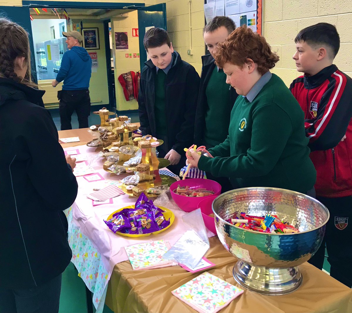 MsSmithGuidance's tweet photo. Our wonderful Amber Flag Committee organized a Tuck Shop to raise money for @PietaHouse today. Well done guys 👏👍 @OCCNobber @MentalHealthIrl @MHESME #amberflag #pietahouse #tuckshop #fundraising #positivementalhealth #WellbeingWednesday https://t.co/2qsqyQ3abV