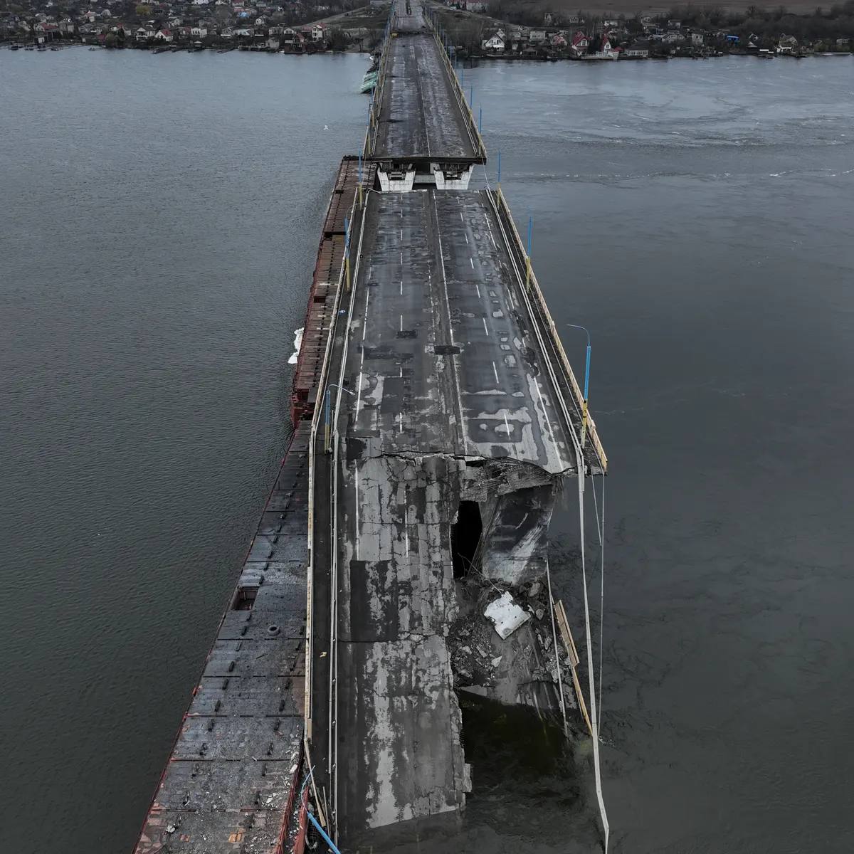 Naper_Design's tweet image. Just a reminder, Russian units left most of their pontoon bridges in place. And #Ukraine troops now hold positions on both sides of the #DniproRiver.

No, I am not saying UA has a bridehead at this moment. I am saying they can potentially have one with a few more barges.
IJS