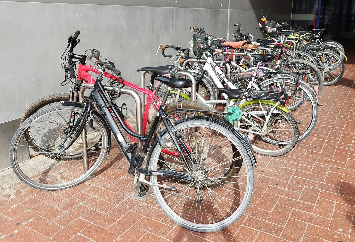 Hoy, "as usually", en el aparcamiento de bicis del polideportivo Lobete NO SE CABE... <a href="/AytoLogrono/">Ayuntamiento Logroño</a>. (Quitando que ha venido un señor con su coche hasta dentro del porche, a traer a su hijo a deporte... NO ES LO NORMAL). Os cuento: hay bicis de todos los tipos. Y ME EXPLICO...