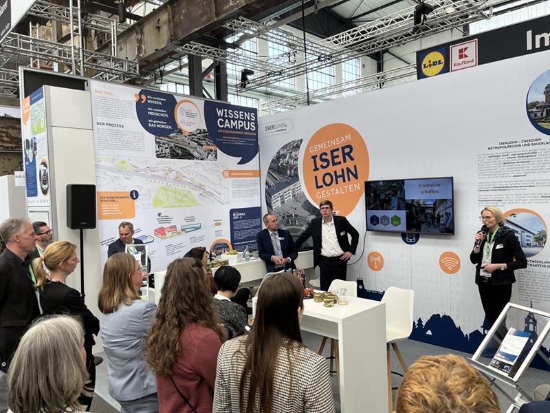 Team #suedwestfalen auf Polis Convention. Die Stadt #Iserlohn gestaltet ihre Innenstadt nahezu komplett neu. Ein umfangreiches Vorhaben, das auch Teil der #regionale2025 ist und Smart-City-Bausteine beinhaltet.
#pcon @polisMagazin